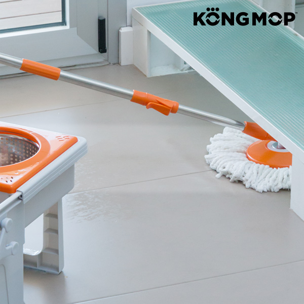 Easy swivel mop with sliding bucket 