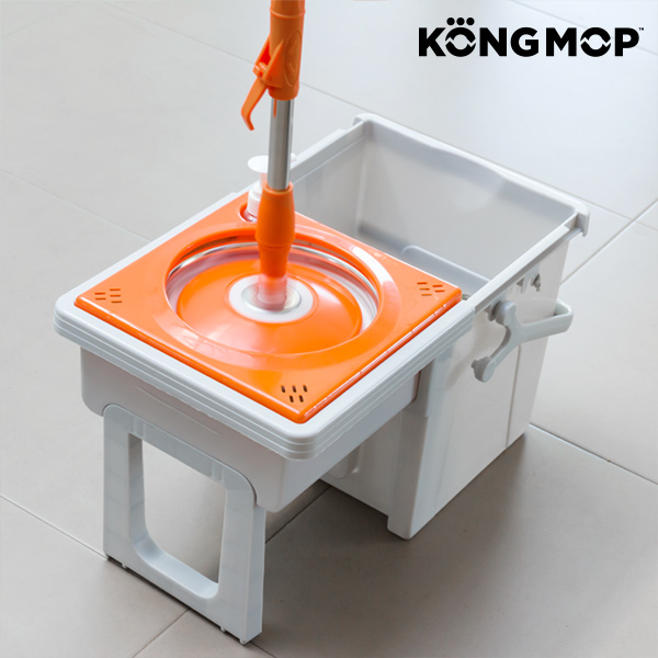 Easy swivel mop with sliding bucket 